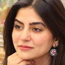 Sanam Baloch als Akbari (Becky)