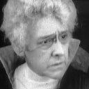 Mrs. Evelyn als Mrs. Elena Warwick