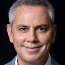 José Miguel Viñuela als Self - Host