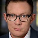 Timothy Batten als ABC Reporter