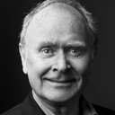Pierre Wilkner als mäster Simon / poliskommissarien