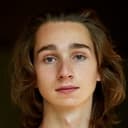 Adrian Greensmith als Arthur 'Spoon' Spindell