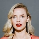 Kelli Garner als Maya