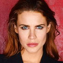 Courtney Hope als Beth Wilder