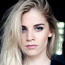 Hannah Reid als Self - Chanteuse, Pianiste