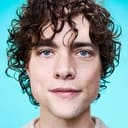 Douglas Smith als Buddy Swanson