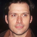 Michael Sabatino als Detective Elliot Greenfield