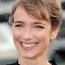 Julie-Anne Roth als Agnès Durant