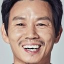 Baek Seung-chul als Water Filtration Worker
