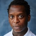 Kobna Holdbrook-Smith als Physical Therapist