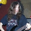 Richard Bateman als Bass