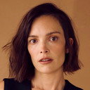 Jodi Balfour als Alice