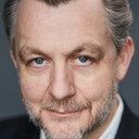Alan Cox als Ian Maxwell-Scott