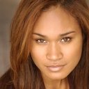 Tara Wilson als Angela
