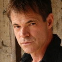 Stuart Hughes als Airline Agent
