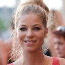 Hilde Dalik als Verkäuferin Brautmoden