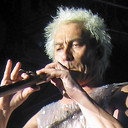 Jean-Louis Jossic als lead vocal, chœurs, cromorne, bombarde, chalemie, psaltérion