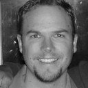 Jason Stewart als Attorney Greg Daubman
