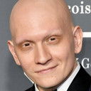 Anthony Carrigan als Griff