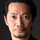沢田冬樹 als Reporter B (voice)