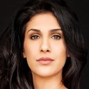 Parveen Dosanjh als Yoga Leader