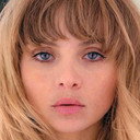 Amandine Noworyta als Viviane Boissière, the widow
