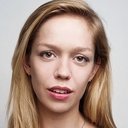 Louisa Hollway als Mary Laroux