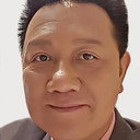 曾健明 als Man at Train Station