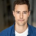 Mike Gill als James