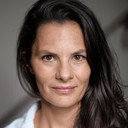 Anja Signitzer als Karo Eisner