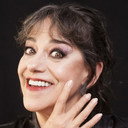 Julia Calvo als Spanish woman on train