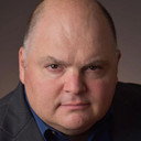 Pat DeFusco als Principal Larson