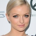 Francesca Eastwood als Sara Caskie