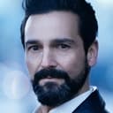 Doug Rao als Michael Shino