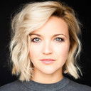 Julie Ringuette als Attachée de presse