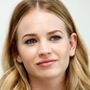 Britt Robertson als Katie Kampenfelt