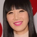 Vivian Bang als Woman at Taxi Stand