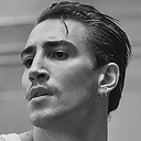 Jonathon Luke Baker als Bathroom Dancer