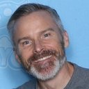 Roger Craig Smith als Captain America (voice)