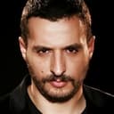 Latif Koru als Barmen