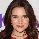 Katie Stevens als Jane Sloan
