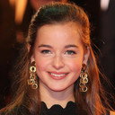 Celine Buckens als Mia