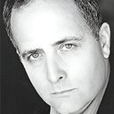 Colin Murdock als Monsieur Etienne / Announcer (voice)
