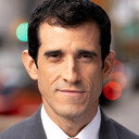 Bobby Cuza als Newscaster
