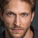 Jon Cor als Logan