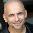 Chris Pinto als Tom Garrish