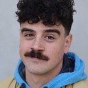 Ricky Cruz als De Vries