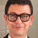 Bruno Ferreira als Voz da Rádio (voice)