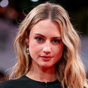 Grace Van Patten als Ellie