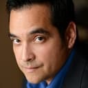 Dominic Flores als Latino Detective